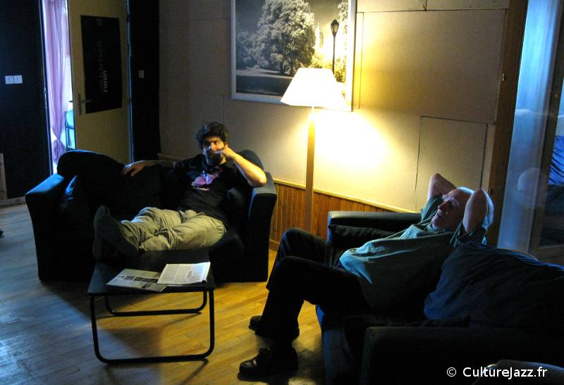 Benjamin Moussay et Steve Swallow écoutent " comme à la maison"