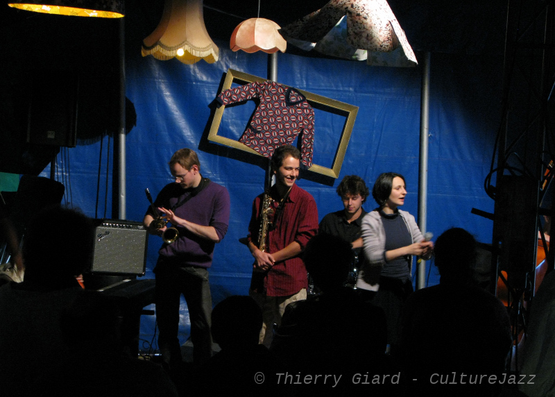 02-Ateliers_Chapiteau_Brest.JPG - Conquérir un nouveau public, former de nouveaux acteurs du jazz pour entretenir la vitalité d'une musique plurielle qui s'écoute et se pratique : une des missions majeures de l'association Penn-Ar-Jazz. À l'heure du goûter (les 20, 21 et 22 octobre), les élèves de la section jazz du conservatoire de Brest participaient à une rencontre-découverte avec le public sous le pilotage d'un enseignant différent chaque jour... Une manière  ouverte et pédagogique d'aider à comprendre comment se joue le jazz, sous le chapiteau décoré avec fantaisie.