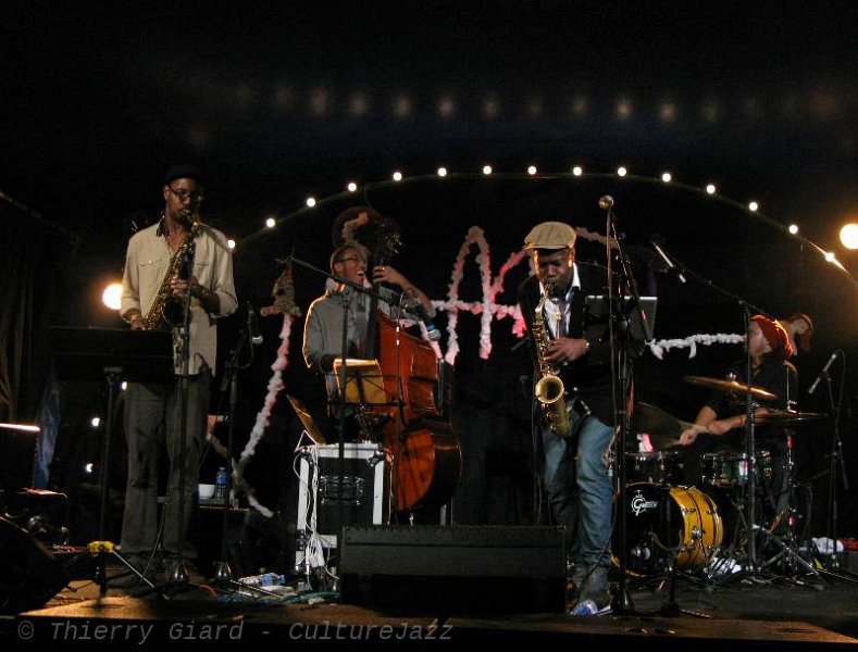 04-SowetoKinch_quartet_w.jpg - Il n'est pas sud-africain mais anglais ! Soweto Kinch a enflammé le chapiteau avec sa musique charnue, authentique, incandescente où le hip-hop se fond dans un jazz essentiellement acoustique hérité des grands courants de la Black Music...