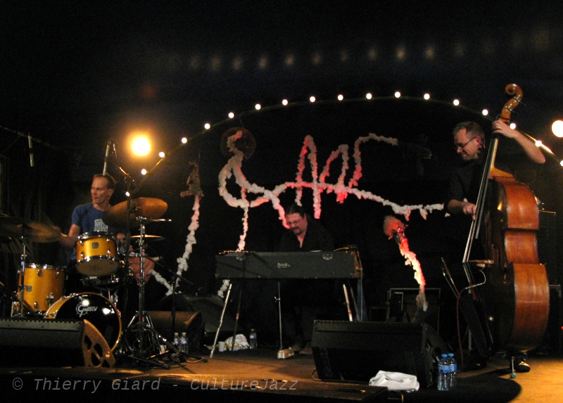 08-Grimmonprez-trio_Brest_22oct2011.JPG - Devant le succès de ce concert qui a mis en évidence le plaisir du jeu de ces trois musiciens de la région lilloise, on regrette que les occasions de réunir cette formation sur scène soient assez rares. Cette musique simple et fraîche mais cependant exigeante et personnelle mérite d'être jouée plus souvent ! Pour cela, il faut que des portes s'ouvrent...