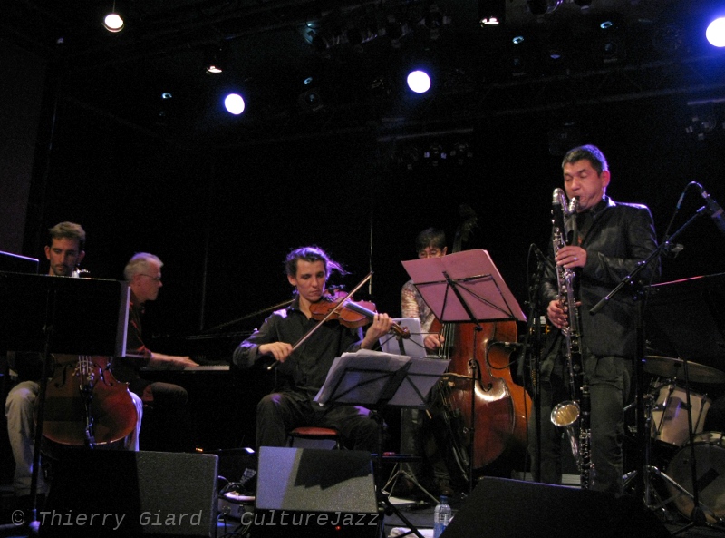 10-Nautilis_02_Brest_oct2011.JPG - Cordes, anches, cuivres, percussion et le subtil apport de l'électronique créent des paysages sonores mouvants où scintillent les notes du piano de Christopher Bjurström, le suédois du Penn-Ar-Bed. Ce second concert de Nautilis a permis d'écouter une musique d'une maturité déjà remarquable...