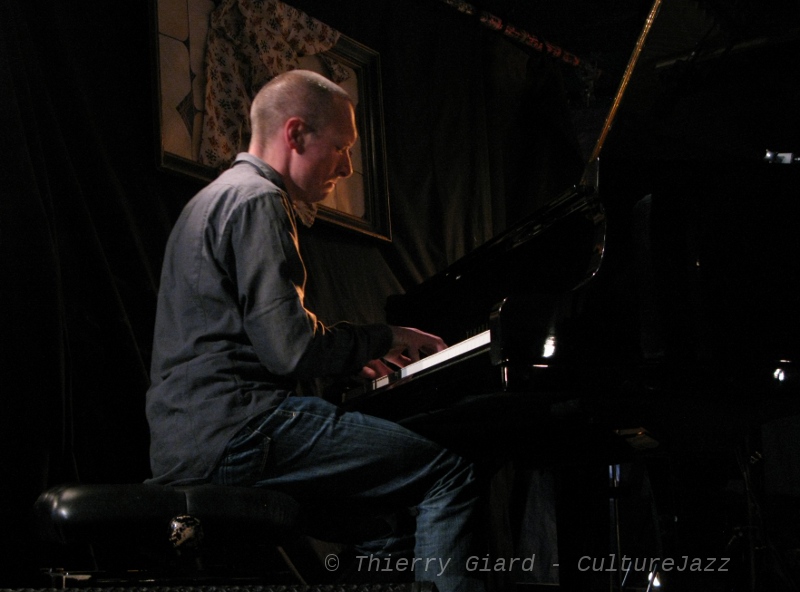 14-StefanOrins_Brest_oct2011_119.JPG - Samedi 22 octobre - En ouverture de la dernière "grande" journée du festival, le pianiste Stefan Orins se produisait avec le trio qu'il anime depuis une quinzaine d'années à Lille dans le cadre du collectif Circum. Musicien sensible et pianiste de grand talent, il propose un répertoire original qui accorde une place primordiale au jeu en trio autour de mélodies vigoureuses qui souvent inspirées par la culture scandinave : ses origines. 