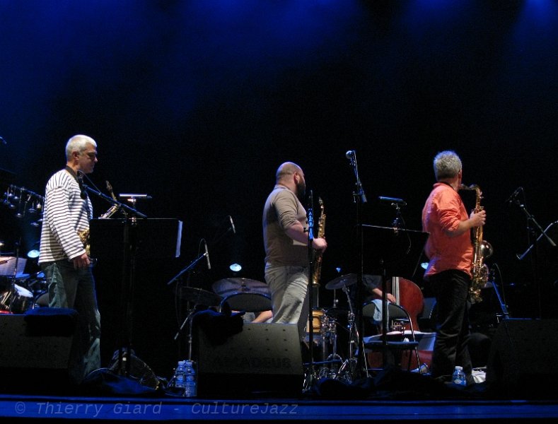 20-Megaoctet_3saxes-cote_Brest_22oct2011.jpg - Fort de son passé de rygbyman, Thomas de Pourquery (au centre) n'a rien laissé passer, talonné par un Philippe Sellam au jeu très direct et offensif et précédé par un expert de l'ouverture tous azimuts : Laurent Dehors. Un regret au final pour Thomas : aucune troisième mi-temps n'était prévue pour continuer à jouer, jouer, jouer...