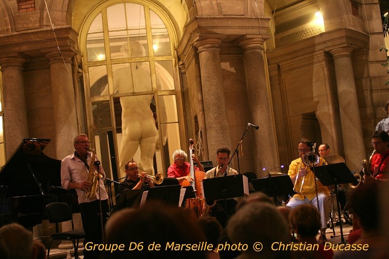 11-ClassedeJazz.Marseille.jul.11_byDucasse.4168.jpg - 6 juillet - Calme plat autour de la Canebière en ce début juillet. Rien à se mettre de vif dans l'oreille. Informé par Claude Vesco (guitariste tout terrain et mémoire éclairante du swing à Marseille), je découvre un Palais Carli noir de monde pour une soirée des classes de jazz de la ville. L'invité d'honneur et dédicataire de ce concert est absent. Guy Longnon, premier directeur d'une classe de jazz en France n'a pas eu l'autorisation de sortie de sa maison de retraite.(le groupe D6 : Gérard Murphy, José Caparros, Bernard Abeille, Antonio Valdès, Philippe Renault, Philippe Jardin, Bruno Berbérian (hors champ) : Yves Laplanne piano et Christian Bon guitare)