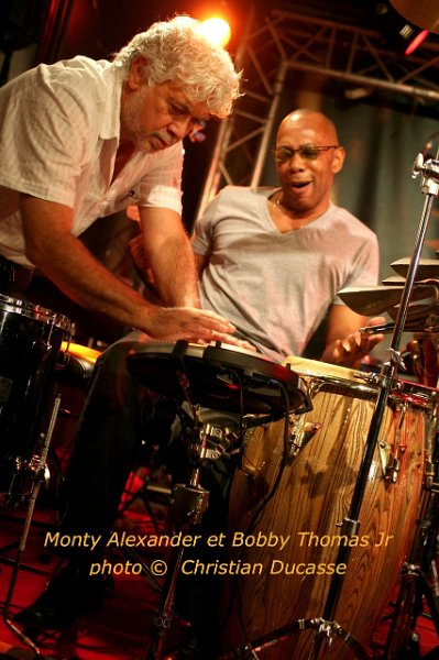 17-Alexander.ThomasJr.New.jul.11_byDucasse.7875.jpg - Jadis Bobby Thomas Jr habitait Marseille, une époque où l'on pouvait l'entendre ailleurs en compagnie de Stan Getz ou dans Wheather Report. Mais sa fidélité au jamaïcain Monty Alexander date aussi de ces années 80. Ce soir au New Morning leurs échanges s'enrichissent de nouveaux chapitres et Bobby nous annonce qu'il compte prochainement s'installer en Normandie …