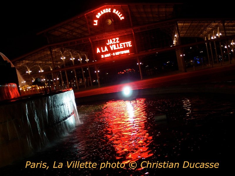 25-JazzVillette.11_byDucasse.0804.jpg - 31 août au 7 septembre Jazz à la Villette - Ultime festival de l'été le rendez-vous de La Villette, fait le pari de rencontres inédites dans des tonalités qui souhaitent mettre la créativité au centre des débats. A ce jeu on imagine le côté "pas gagné d'avance". Ce qui est garanti ici, ce sera la qualité du son et des mises en place technique pour de très beaux spectacles. Et la musique ? Ce sera aussi l'affaire du public et de ses désirs.