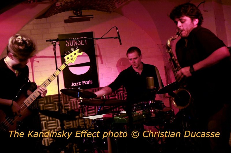 31-theKandinskyEffect.Sunset.11_byDucasse.0898.jpg - Au sous-sol, le trio "The Kandisky Effect" délivre la fraîcheur de ses œuvres dans une décontraction parfaite. Une fort belle surprise.(Gael Petrina basse,  Caled Dolister batterie et Warren Walker saxophone)