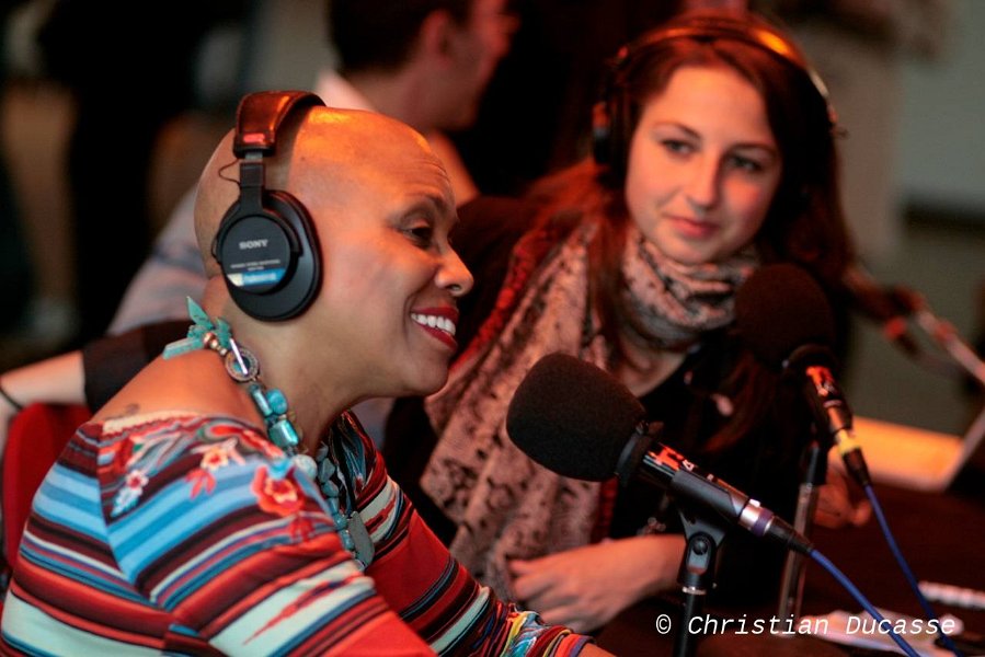 04-Bridgewater-FontanieuTsfJazz_Unesco2012_byDucasse_w.jpg - Dee Dee Bridgewater au micro de Tsf Jazz avec Caroline Fontanieu lors de la journée spéciale de la radio : International Jazz Day à l'Unesco. Paris 27 avril 2012.