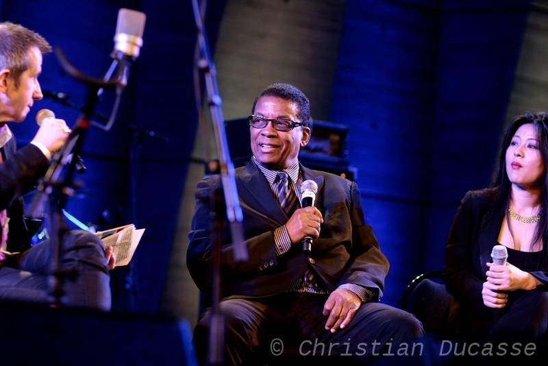 05-Goaty-Hancock-Shino_Unesco_avr2012_byDucasse_w.jpg - Fréderic Goaty (Jazz Magazine) anime une rencontre avec Herbie Hancock (à droite : Mika Shino pour la traduction), International Jazz Day, Unesco, Paris 27 avril 2012.