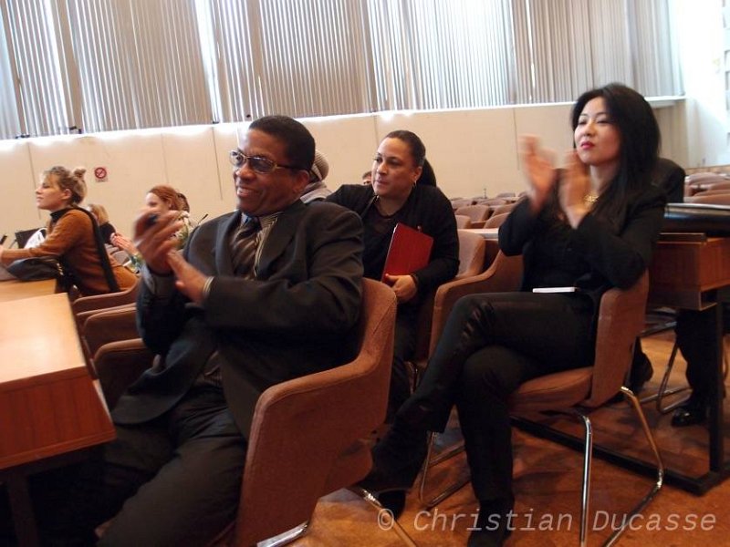 06-Hancock-Shino_Unesco-avr2012_byDucasse_w.jpg - Herbie Hancock, sa fille Jessica et Mika Shino "senior advisor of Herbie Hancock" lors de la conférence de présentation de Dualo. International Jazz Day, Unesco 27 avril 2012.
