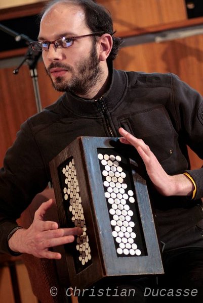 07-Dualo-UnescoJazz_avr2012_byDucasse_w.jpg - Etonnante présentation d'un nouvel instrument de musique aux claviers "Dualo" qui a capté l' insatiable curiosité d' Herbie Hancock.International Jazz Day, Unesco 27 avril 2012