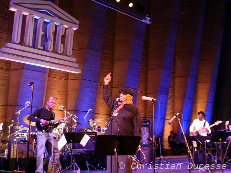 16-Masekela-Loueke-Katche-Miller_Unesco_avr2012_byDucasse_w.jpg - Répétition du concert de gala de l'International Jazz Day à l' Unesco. De gauche à droite : Lionel Loueke, Hugh Masekela, Manu Katché & Marcus Miller.  Paris 27 avril 2012.