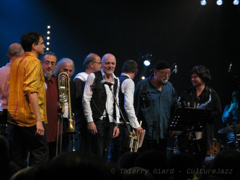 Aldo-Romano_CarteBlanche_01juin2011_05_w.jpg - L'incontournable standing ovation coutançaise pour saluer des musiciens qui auront beaucoup donné. Nous aurons eu une petite préférence pour le quartet "Complete Communion to Don Cherry" (Bosso-Laurent Texier-Romano) boosté par deux "souffleurs" épatants, Géraldine L. et Fabrizio B.. (T.G.)