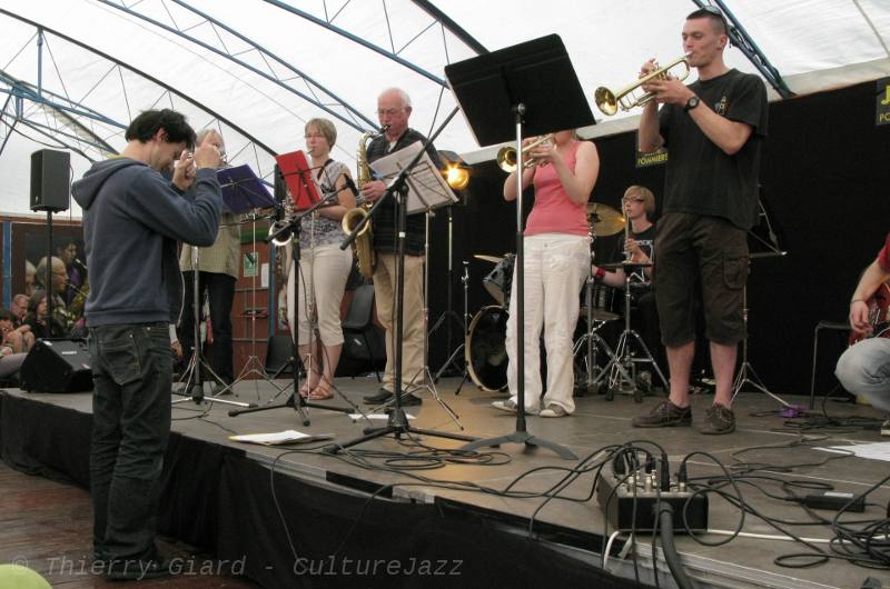 AtelierJazz-ecolMusCoutances_03juin2011_01w.jpg - Ceci est une nouveauté : la première formation de jazz "officielle" dans le cadre de l'école de musique de Coutances. Après 30 ans de festival, il ne fallait pas désespérer... Un coup de chapeau à Philippe Arnaud (directeur de l'école de musique... que l'on ne voit pas sur la photo !) et à Pierre Millet, le brillant trompettiste bas-normand qui dirige ici un ensemble dont il a été l'animateur toute l'année. (T.G.)