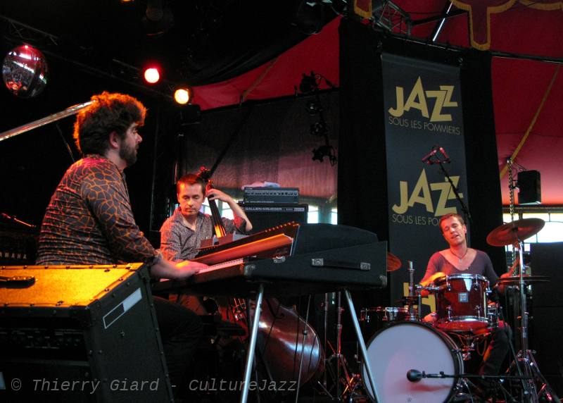 B-Moussay-Trio_3juin2011_w.jpg - Benjamin Moussay (piano et fender rhodes) en trio avec Arnault Cuisinier (contrebasse) et Éric Échampard (batterie).Il y a de la musique dans leurs regards, de la générosité dans leur jeu, l'envie de partager avec nous, spectateurs, c'est fusionnel... (D.G.)