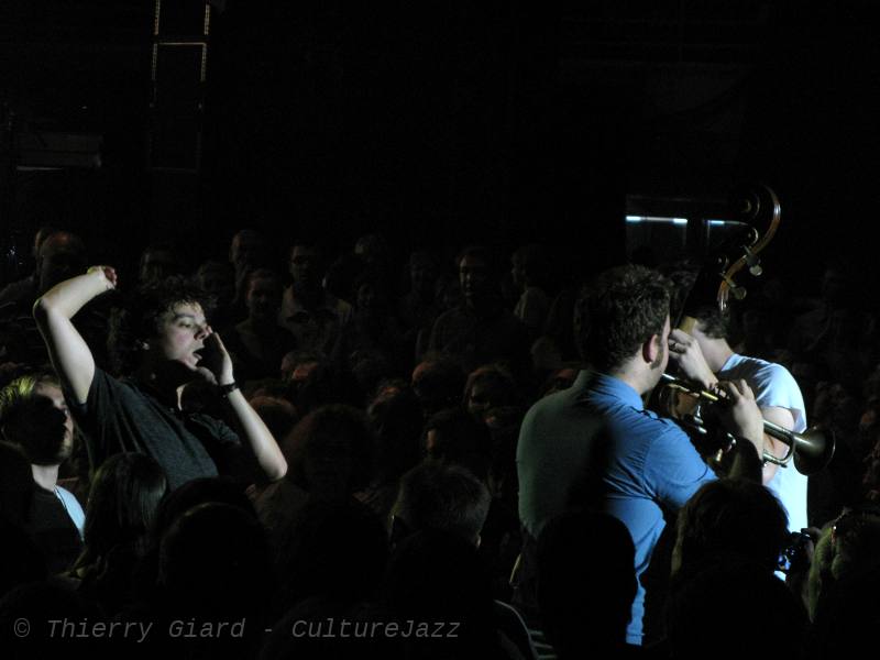 Jamie_Cullum_04juin2011_01_w.jpg - Jamie Cullum, un phénomène, certes mais un sacré musicien aussi, il faut le reconnaître. Il s'autorise un Caravan en transhumance au milieu du public. Juan Tizol et Duke Ellington déchaînent ainsi l'enthousiasme des adolescents et de leurs aînés grâce à ce drôle de zèbre britannique ! (D.G.)