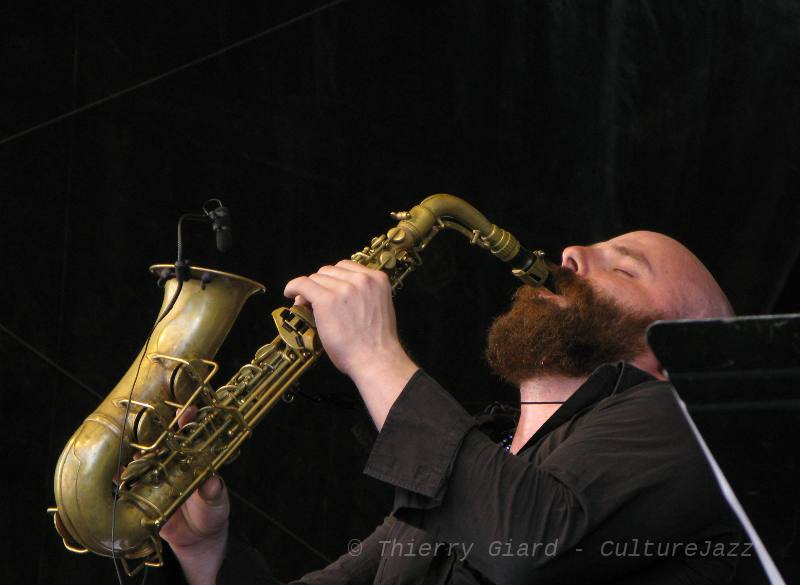 T-de-Pourquery_29mai2011_w.jpg - Supersonic-Man ! Thomas de Pourquery, saxophoniste, chanteur avait choisi de rendre hommage à Sun Ra avec la participation enthousiaste d'élèves du collège de Saint-Hilaire du Harcouët. (T.G.)