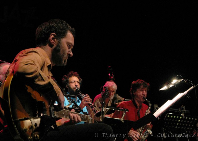 06_Marmite-Infernale-2_JSLP2012_13mai.JPG - À l'ARFI, les effectifs se renouvellent. Le guitariste Olivier Bost et le clarinettiste-saxophoniste Clément Gibert (fils du tromboniste Alain Gibert présent, évidemment, dans cette formation !) font partie des recrues les plus récentes.Jean Aussanaire (sax alto - en rouge) a intégré l'association depuis quelques années déjà alors que Jean Bolcato (contrebasse) est un des membres fondateurs de l'ARFI, un des deux solides piliers (avec Christian Rollet, batteur) du Workshop de Lyon, quartet toujours en activité... mais jamais entendu à Coutances !