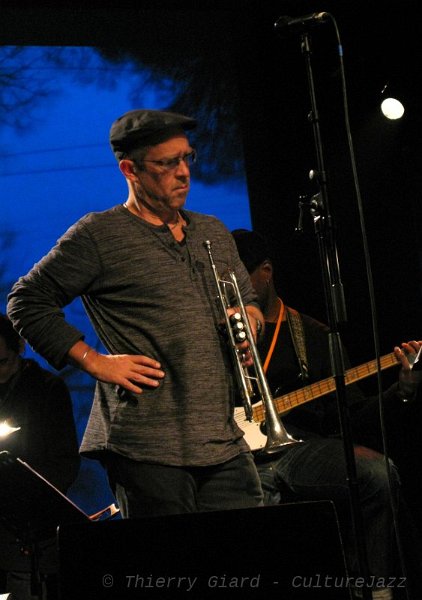 08_Douglas-Dave_wKeystone_JSLP2012_15mai.JPG - > Mardi 15 mai - Théâtre - 20h30En 2008, le trompettiste Dave Douglas s'était produit à Coutances avec son quintet, une formation conforme aux normes habituelles du jazz moderne.Cette fois, il présentait son groupe Keystone, avec lequel il explore de nouveaux espaces, une nouvelle dimansion sonore... et visuelle avec l'appui de vidéos "renversantes" et souvent perturbantes.Sur scène, le quintet exploite toutes les richesses des compositions de D. Douglas : des structures simples sur le plan harmonique et mélodique mais dont chacun sait tirer une substance qui permet de riches improvisations.Présent pour la première fois à Coutances, le saxophoniste Marcus Strickland s'est montré particulièrement pertinent dans ce contexte avec un jeu très équilibré, parfaitement intégré à l'ensemble...