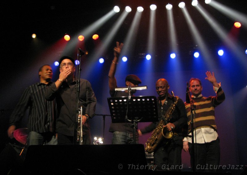 09_Douglas-Dave-Keystone-2_JSLP2012_15mai.JPG - Cinq musiciens sur scène qui laissent percevoir leur joie et leur satisfaction à l'issue d'un concert chaleureusement accueilli par le public coutançais.Ils n'oublient pas cependant le sixième homme de l'équipe, Geoff Countryman, incognito prés de la console son au milieu de la salle. Il était en charge de l'architecture sonore électronique discrète qui enveloppait le travail des musiciens sur scène ainsi que de la partie visuelle (vidéos)...Vers un spectacle total ? Une piste que Dave Douglas aime à explorer : une des multiples facettes de son travail.