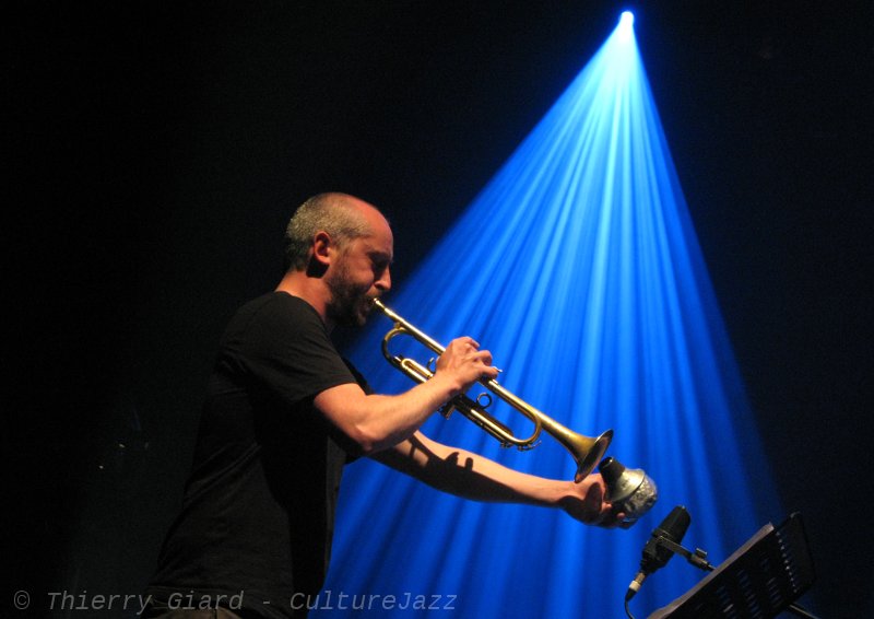 25_Coax-Loop_Bonney-Alex_JSLP2012_17mai.JPG - Une atmosphère travaillée par Alex Bonney, encore un trompettiste  remarqué à Coutances cette année, qui assure également un traitement du son des solistes à travers un dispositif informatique...