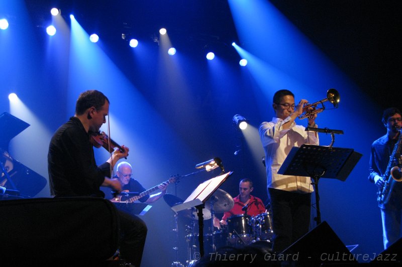 27_Marguet-Sextet-Constellations_JSLP2012_17mai.JPG -  "Constellation" un sextet franco-américain créé à Coutances par Christophe Marguet, batteur  et compositeur. Quelle est cette alchimie qui fait que des musiciens (dont trois américains arrivés spécialement pour la création) qui ne travaillent ensemble que depuis quelques jours un répertoire totalement neuf, réussissent à constituer une formation aussi cohérente, aussi passionnante ? Le travail acharné d'un batteur-compositeur, Christophe Marguet qui a écrit une musique superbe, l'envie des 6 musiciens embarqués dans le projet et qui se sont plongés dans les partitions avec avidité, le talent exceptionnel de chacun et sûrement beaucoup de respect et d'amitié pour l'autre. Cette création  "Constellation" est composée d'étoiles qui ne font pas les stars. 