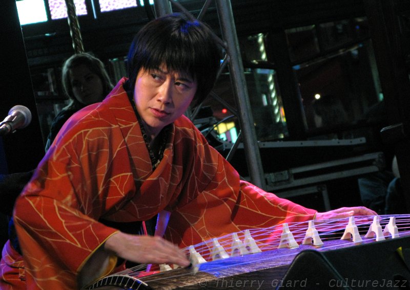 34_Miyazaki-Mieko_Ethics-Michel-Benita-_JSLP2012_18mai.JPG - Cette musique harmonise nos chakras et laisse flotter nos pensées, elle ouvre les horizons les plus larges et nourrit notre imaginaire.  La japonaise, Mieko Miyazaki, vêtue de son kimono traditionnel  passe avec sa voix, d'un   registre doux aux intonations nippones auxquelles on s'attend au registre qui frise la violence des voix punk et tout cela dans un contexte on ne peut plus serein. Etonnant ! 