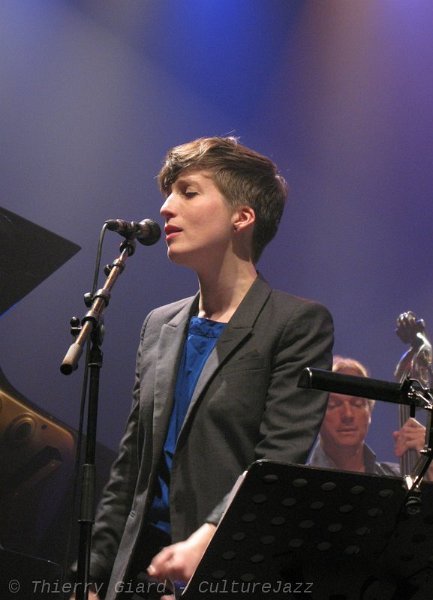 36_Added-Jeanne_JSLP2012_18mai.JPG - Et puis, le choix de ses compagnons du jour : Jeanne Added, voix sensuelle dont les sons sortent d'un souffle, tout naturellement, Thomas Bramerie dont la contrebasse vibre et fait vibrer,  Dré Pallemaerts que le jeu de batterie ne peut que rendre heureux …et cette rencontre entre Stéphano di Baptista et Tom Harrell. Improbable rencontre si celle ci n'avait pas été choisie par Baptiste Trotignon dont on ressent tout au long du concert que sa sensibilité musicale n'a d'égale que sa sensibilité humaine.C'était une vraie prise de risques que de faire jouer ensemble le saxophoniste italien,  au son brillant avec le trompettiste Tom Harrell à l'apparence si fragile, si secrètement enfermé dans  la schizophrénie qui lui sert de prison et dont il s'évade grâce à la musique. 