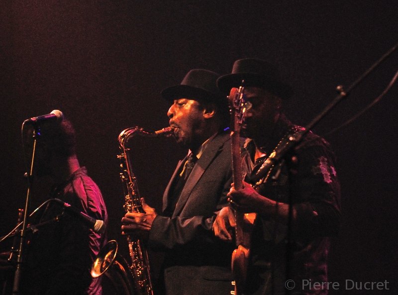 45_Miller-Marcus_Shepp-Archie_JSLP19 mai_byPierreDucret.jpg - "Il y a des gens qui croient que des gens comme nous et Archie Shepp ne peuvent pas jouer ensemble mais la musique est vraiment universelle" déclarait Marcus Miller, simplement (et en français) alors qu'Archie Shepp regagnait les coulisses. Ils venaient de jouer ensemble : un vraiment moment de partage et d'émotion. "Archie Shepp : un génie !" ajoutait le bassiste avant de poursuivre un concert décidément mémorable.