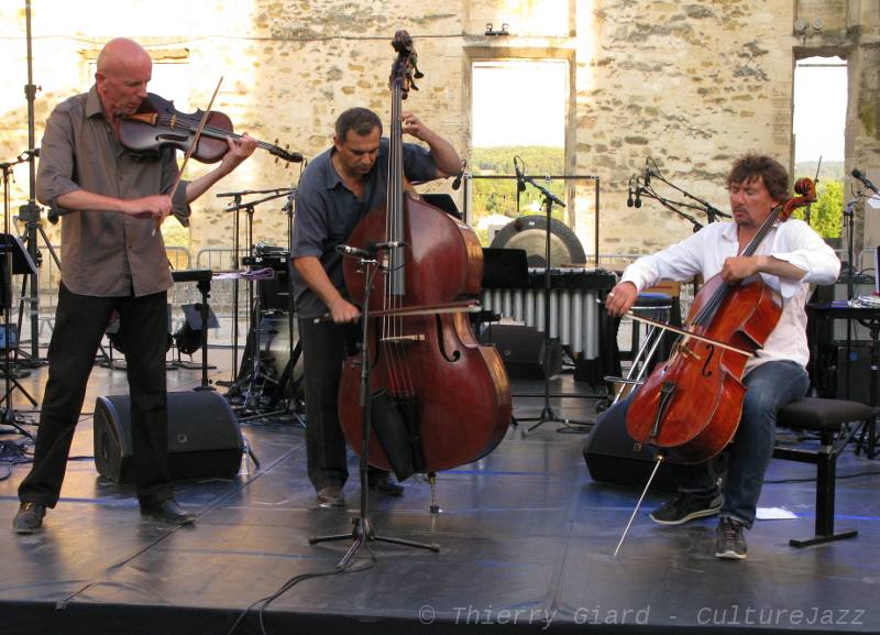 AMARCO_Roy-Tchamitchian-Courtois_JALT2012_byThGiard_base.JPG - Amarco...Musique de chambreOn y pénètre à pas de velours.Cordes qui grincent, crissent, vibrent.Se laisser imprégner, bercer, toucher, envahir.Accueillir les sons, Entrer dans l'intimité du trio qui se joue des silences et du temps suspendu.Amarco livre un secretIl faut juste être prêts à le percer.