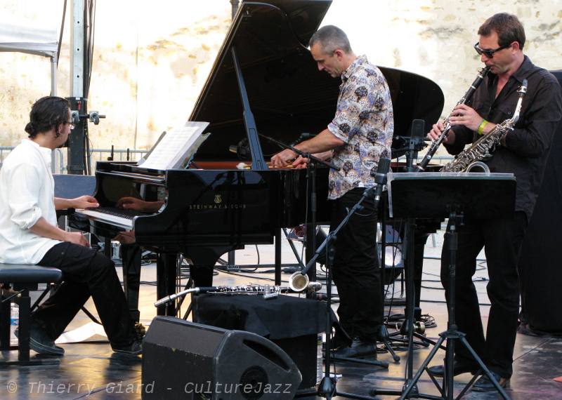 Angelini-Bruno_Trio_JALT_14aout2012_02.JPG - ... Bruno Angelini, donc, pianiste et compositeur en compagnie de Christophe Marguet à la batterie (et, ici, à la table d'harmonie du Steinway !) et Sébastien Texier au saxophone alto et clarinettes... (>)