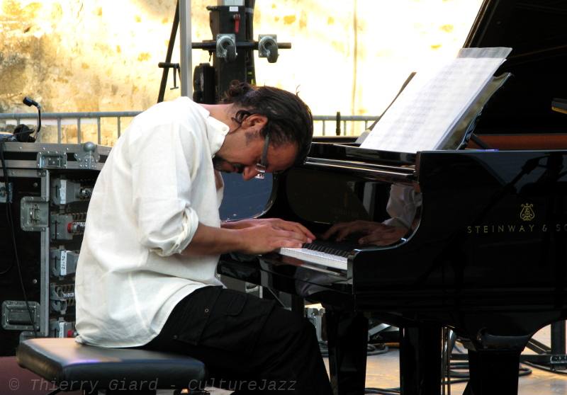 Angelini-Bruno_concertTrio_JALT_14aout2012_01.JPG - Parmi les "Têtes de Jazz (garanties à 100%)" invitées par l'AJMI pour Jazz à La Tour", le pianiste Bruno Angelini est un incontournable. Musicien très engagé dans sa vie comme dans sa musique, il s'exprime avec une grande sensibilité, entre lyrisme et rage contenue. Il se produisait le 14 août avec le trio remarqué dans le disque "Sweet Raws Suite"... (>)