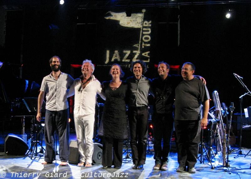 Dehors-Laurent_PetiteHistoire-Tous_JALT2012_byThGiard_base.JPG - ...Laurent Dehors, l'homme en blanc, avec à sa doite Matthew Bourne, un des pianistes les plus inventifs et ouverts de la scène britannique, et à sa gauche, Anne Magouët, le guitariste David Chevallier, Gérald Chevillon et le percussionniste Jean-Marc Quillet qui assure une impressionnante partie de percussions-claviers.La démarche de Laurent Dehors est un parti-pris très personnel assez fantasiste qui nous a ravi mais n'a pas fait, semble-t-il, l'unanimité... Une preuve au moins qu'il ne laisse pas indifférent ! (TG)