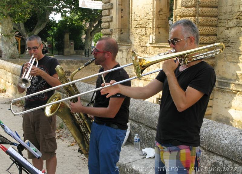 JOURNAL-INTIME_JALT2012_13aout_byThGiard_base.JPG - Pour beaucoup (et on les rejoint sans hésitation), le trio Journal Intime aura été la révélation de ce festival. Invités pendant trois jours dans le cadre de la tournée 2012 Jazz Migration initiée par l'AFIJMA (Association des Festivals Innovants en Jazz et Musiques Actuelles), ils ont joué en différents points de la ville. Leur formule acoustique et mobile se prête bien à des concerts impromptus toujours très imaginatifs... On les retrouvera un peu plus loin... (TG)