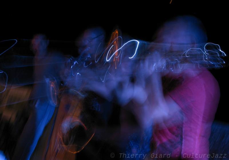 JOURNAL-INTIME_terrasse-effetNuit_JALT_15aout2012_01.JPG - Dans la douceur de la nuit du 15 août en cette superbe région du Sud-Luberon, la 3ème édition de Jazz à La Tour s'est achevée. Ce soir, le public plus nombreux a enfin répondu à l'appel et les organisteurs retrouvent le sourire malgré la fatigue.Sur les terrasses du château, c'est encore une fois le trio Journal Intime qui se joue de l'obscurité en faisant vibrer les stridences électrues de la musique d'Hendrix. Un régal... On espère bien goûter à nouveau, l'an prochain, les délices de Jazz à La Tour : on est si bien ici. Tout est délicieux et l'équipeest à l'image du climat : chaleureuse et lumineuse. (TG)