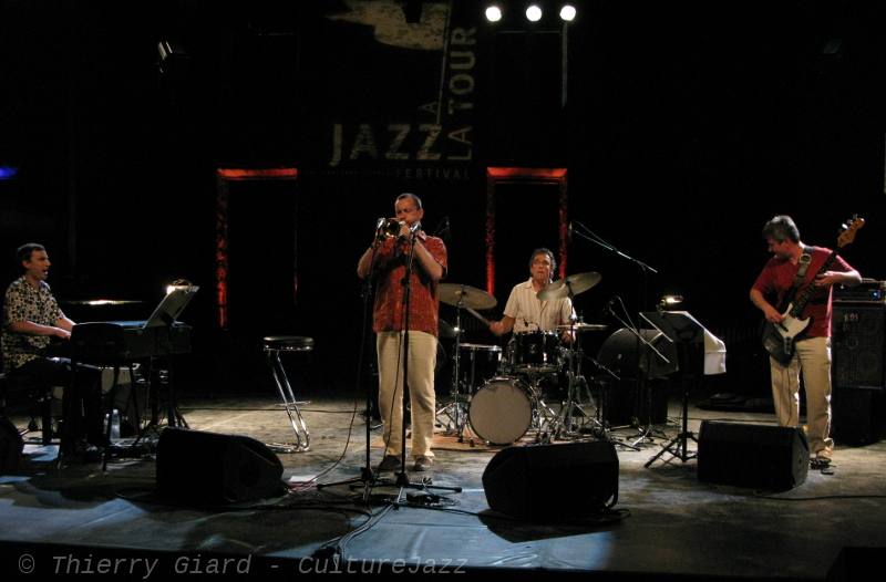 JUSdeBOSCE_COLLIGNON-Mederic_JALT_15aout2012_01.JPG - ...Mercredi 15 août, Jazz à la Tour d'Aigues réparait ce manque. Frédéric Chiffoleau (basse) et Frank Woeste (fender rhodes)  avaient laissé leur place, respectivement, à Emmanuel Harang et Yvan Robilliard qui semblaient avoir toujours fait partie de l'équipée. Avec Philippe Gleizes à la batterie, ils forment un trio qui répond avec une frénésie joyeuse au jeu tantôt extraverti, tantôt modulé d'un Médéric Collignon jouant Miles à corps et à cris... (>)