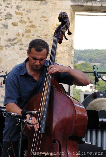 Tchamitchian-Claude_AMARCO_JALT2012_byThGiard_base.JPG - ... Le trio Amarco a été créé à l'initiative du contrebassiste Claude Tchamitchian avec la complicité de Guillaume Roy (violon alto) et de Vincent Courtois (violoncelle).Claude Tchamitchian est aussi le fondateur du label Émouvance, un maillon indispensable dans la famille des labels indépendants français. (www.emouvance.com) (DG)