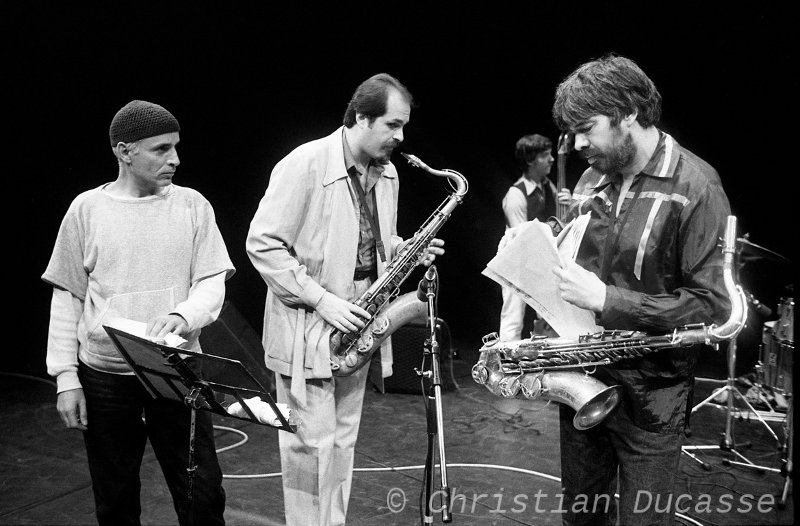 Motian-Lovano-Pepper_83_byDucasse_w.jpg - Paul Motian, Joe Lovano, Ed Schuller (contrebasse) et Jim Pepper lors du festival de jazz de Paris en octobre 1983 au théâtre de la Ville.(absent de la photo Bill Frisell complétait le quintet dirigé par Paul Motian) photo © Christian Ducasse