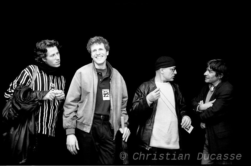 Oliva-Chevillon-Motian-Pussiau_97_byDucasse_w.jpg - Bruno Chevillon, Stephan Oliva, Paul Motian et le producteur Jean-Jacques Pussiau. Festival Jazz Sous Les Pommiers à Coutances, mai 1997 - photo © Christian Ducasse