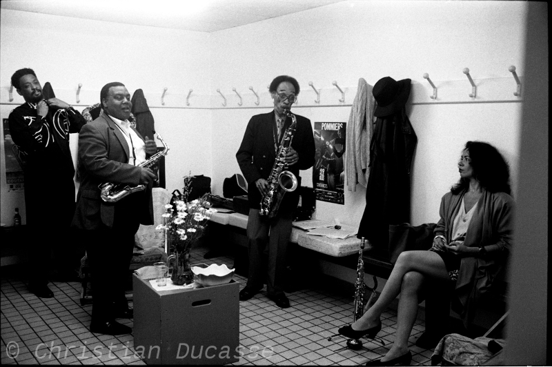Rivers-Freeman-Blythe_93_2byDucasse.jpg - Sam Rivers avec Arthur Blythe (sax alto) et Chico Freeman dans les loges de la salle Marcel Hélie lors du festival Jazz Sous Les Pommiers à Coutances en mai 1993.