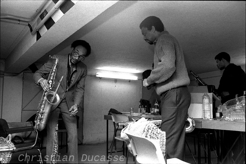 Rivers-Freeman-Coleman_BB85_byDucasse.jpg - Sam Rivers , Chico Freeman et Steve Coleman dans les loges de la salle des fêtes de Montreuil lors du festival Banlieues Bleures où se produisait le Rivbea Orchestra en grand format en janvier 1985.