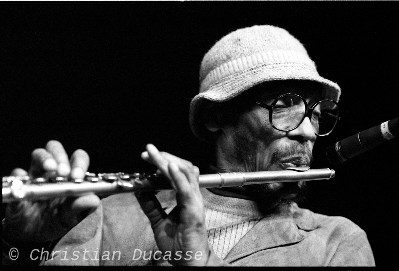 RiversSam_82nov-D_byDucasse.jpg - Sam Rivers sur la scène du théâtre Axel Toursky de Marseille lors d'un concert du Cri du Port et de l'Apsm en novembre 1982 où il joua des saxophones ténor et soprano, de la flûte et du piano.
