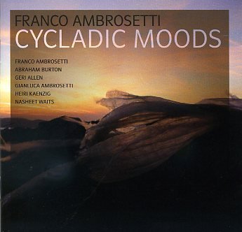 Ambrosetti-Franco_Cycladic_w045.jpg - Franco AMBROSETTI : "Cycladic moods"Le trompettiste suisse Franco Ambrosetti a tout d'un septuagénaire heureux. Ça s'entend dans ce disque réalisé sur le label ENJA qui l'héberge depuis 1979 (plus d'une quinzaine de références sous son nom) ! Personnage atypique, jazzman d'élite et (ex-)chef d'entreprise dans l'industrie de pointe, il a toujours su (et pu) s'entourer des meilleurs musiciens américains et européens pour servir sa musique exigeante, finement usinée, brillante. À ses côtés, trois américains hors-classe (dont Geri Allen) au piano et deux suisses (dont son fils Ginaluca). Il vante ici avec les mérites de la Grèce (les Cyclades) dans une suite très lumineuse et conclut avec Geri Allen dans une émouvante interprétation de "Peace" d'Horace Silver. Une musique de gentleman à vocation universelle.> ENJA - ENJ-9576 2 / Harmonia MundiFranco Ambrosetti : trompette, bugle / Abraham Burton : saxophone ténor / Geri Allen : piano / Gianluca Ambrosetti : saxophone soprano, carbophone / Heiri Kaenzig : basse / Nasheet Waits : batterie01. Instant corrélation / 02. Mystic dawn / 03.Agean waves / 04.Seven Bofors / 05.Where the sun never sets / 06.In real time / 07. Mirobop / 08. Blues for my friends / 09. Peacewww.enjarecords.com