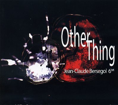 Bersegol-JC_OtherThing_w023.jpg - Jean-Claude BERSEGOL 6tet : " Other thing"Dans un constant souci d'ouverture et de mise en valeur des talents, le Label Durance publie de premier disque du saxophoniste Jean-Claude Bersegol après... trente ans de lente maturation ! Pour mener à bien ce projet passionnant, on imagine qu'il a aura fallu toute la ténacité d'Alain Soler (ici à la guitare) et la complicité d'André Jaume. C'est que Bersegol est talentueux et très modeste. Cette "Autre chose" mélange les esthétiques en faisant se rencontrer des musiciens de générations différentes au service d'un projet complexe et singulier. Solos, pièces en quartet, quintet, avec ou sans orgue de Barbarie (Jean-Claude Bourrier composent un programme changeant, une cheminement souvent escarpé pour découvrir ce panorama de la musique d'un musicien inconnu du plus grand nombre.Un fois de plus, le Label Durance est un défricheur d'espaces à explorer... On le suit !> Label Durance - DURJCB012012 / OrkhêstraJean-Claude Bersegol : Sax tenor, Clarinette basse, Compositions / André Jaume : Sax soprano, Clarinette basse / Alain Soler : Guitare / Jean-Claude Bourrier : Orgue de barbarie / Antony Soler, Benjamin Dauvergne : Batterie, percussions01. Ouverture / 02. Black Vibrations / 03.Guitar Solo / 04.Other Thing / 05. Tenor Sax Solo / 06. Sun's Thing  / 07. Quatuor Thing / 08. Quintet Thing  / 09. Soprano Sax Solo / 10. Almost New Thing http://label-durance.org/