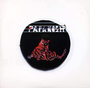 Papanosh_YourBeautifulMother_w038.jpg - PAPANOSH : "Your beautiful mother"Le quintet Papanosh est une des émanations du label rouennais "Les Vibrants Défricheurs" tout comme le groupe "Petite Vengeance" présenté précédemment. Avec des couleurs très cuivrées sur des rythmes qui renvoient aux racines africaines-américaines du jazz, cette formation met en valeur des solistes très engagés qui savent envoyer du son sans ronds de jambes et se se prendre au sérieux. Ils jouent leur musique avec enthousiasme et on adhère sans états d'âme à leur démarche qui ne manque ni de swing ni de vigueur.> Label Vibrant/ Vibrants défricheurs - LV009 / LabelVibrantThibault Cellier : contrebasse / Quzentin Ghomari : trompette, trombone / Sébastien Palis : accordéon, claviers / Jérémie Piazza : batterie / Raphaël Quenehen : saxophones01. Chameau / 02. Skätefulk / 03. Auprès des douces eaux / 04. XB 12 / 05. Graton baveur / 07. Daga / 08. Very good price / 09. Balèze / 10. Ouverture / 11. Strawberries of Kwww.labelvibrant.com | www.papanosch.com