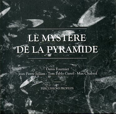 Percussions-ProfilesLeMystereDeLaPyramide_w052.jpg - PERCUSSIONS PROFILES – Fournier – Jullian – Gareil – Chabrol : " Le mystère de la pyramide"Héros de la batterie dans l'Hérault (et ailleurs), Denis Fournier est un musicien d'expérience(s). Pour preuve ce Percussions Profiles, quartet entièrement centré sur les peaux, le bois, les cymbales et autres claviers à lames. Dans le prolongement du célèbre "M'Boom Re" que dirigea Max Roach autrefois, cette formation a bâti un projet digne du plus grand intérêt, entre jazz et musique(s) contemporaine(s) dans lequel rythmes et couleurs s'enchevêtrent étroitement.Avis aux amateurs de beaux objets : la pochette de ce disque se plie, en forme de pyramide ! Un projet en 3D en quelque sorte.> Vent du Sud VDS 110 / Les Allumés du Jazz Denis Fournier : batterie, percussions / Jean pierre Jullian : percussions / Tom Pablo Gareil : vibraphone, percussions / Max Chabrol : percussions01. Le mystère de la pyramide / 02. Le monde perdu / 03. Les quatre chemins / 04. La porte des secrets / 05. L'ombre et la lumière / 06. Le passage du désir / 07. Les tambours de la nuit / 08. Le mystère de la pyramide / 09. L'étoile du temple / 10. La pierre du désert / 11. La promenade des délices / 12. Les vieux royaumes du soleil / 13. L'obscurité du dehors / 14. Les fils du ventwww.denisfournier.fr