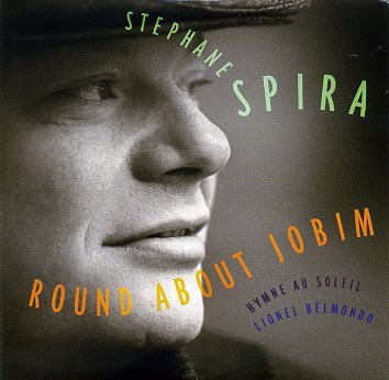 Spira-Stephane_AroundJobim_w026.jpg - Stéphane SPIRA  : " Round about Jobim"Ingénieur électronicien, Stéphane Spira a tout abandonné pendant les années 90 pour se consacrer au jazz qu'il a appris dans l'action, de rencontres en clubs. Après un disque en quartet (2006) et un autre en duo (2009) chez Bee Jazz, Stéphane Spira se confronte au répertoire de Jobim dans l'écrin orchestral "de chambre" d'Hymne au Soleil sous la direction de Lionel Belmondo.De la belle musique très soft et tempérée sans soutien rythmique... assez vite soporifique ! Dommage !> JazzMax - JM80401 / Intégral MusiqueStéphane Spira : saxophones soprano et ténor / HYMNE au SOLEIL : Lionel Belmondo : direction, orchestrations, arrangements / Philippe Gauthier : flûte / Bernard Burgun : cor anglais / Cécile Hardouin : basson / Thomas Savy : clarinette, clarinette basse / François Christin : cor / Fabien Walerand : tuba / Sylvain Romano : contrebasse / Invité : Glenn Ferris : trombone01. Inutil paisagem / 02.Seresta no . 5 / 03. Retrato em branco e preto / 04. Eu sei que vou te amar / 05. Luiza / 06. Maria Luiza / 07. Olha Maria / 08. Cancao em modo menor / 09. sucedeu assim / 10. Modinha / 11. canto triste / 12. Cançao do amor demais / 13. round about Jobim / 14. saudade da minha vidawww.integralmusic.fr | www.spirajazz.com