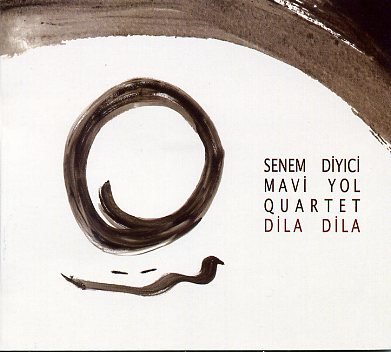 Diyici-Senem-Quartet_DilaDila_w006.jpg - Senem DIYICI / MAVI YOL QUARTET : "Dila Dila"Senem Diyici, je l'ai découverte en 1989 avec l'album "Takalar", publié sur le Label La Lichère de Patrick Tandin. Une bande de jeunes avec Seva, Rousseau, Tortiller, Pouradier-Duteil et le percussionniste Okay Temiz. À la guitare : Alain Blesing. Un beau souvenir musical.Alain Blesing est toujours là pour porter ce nouveau projet publié sur le label IMR (Instant Musics Records). Toujours une belle histoire d'amitié et de fidélité puisqu'il y a là également Bruno Tocanne, batteur particulièrement coloriste dans ce contexte.Ce disque très sensible restitue l'ambiance particulière de la musique de Senem Diyici, partagée entre ses racines turques et les musiques qui traversent sa vie : la jazz, les mélodies populaires, l'improvisation.  La présence du trompettiste  Can Ömer Uygan apporte une tonalité particulière, souvent veloutée, diffuse qui s'accorde parfaitement avec le chant de Senem.Une réussite, simple, fine et légère.IMR BY008 / EMISenem Diyici : voix, clarinette, percussions / Alain Blesing : guitares acoustiques et électriques / Can Ömer Uygan : trompette / Bruno Tocanne : batterie01. Deniz / 02. Dila Dila / 03. Ben Yenenimi / 04. Tabancamin Sapuni / 05. Ah Bir Ates Ver / 06. Bir Bahar Aksami / 07. Dortlü Sohbetwww.senemdiyici.com / www.facebook.com.senemdiyici/ www.alainblesing.com  / www.instantmusics.com