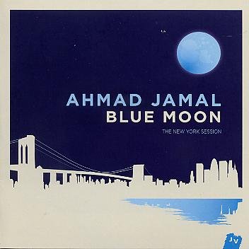 Jamal-Ahmad_BlueMoon_w.jpg - Ahmad JAMAL : "Blue Moon"Ce nouveau disque d'Ahmad Jamal est publié sur le nouveau label Jazz Village, le petit frère de World Village, émanations directes d'Harmonia Mundi.On y retrouve le quartet actuel du pianiste avec, toujours, Herlin Riley à la batterie et Manolo Badrena (souvenirs de Weather Report... !) aux percussions. Cette fois, c'est Reginald Veal qui assure impeccablement la partie de contrebasse.Soit ! Et alors ? Eh bien, on a un excellent disque de pianiste fort bien accompagné mais jamais une musique qui porte la touche caractéristique d'un ensemble. Le mythe Jamal ne fait pas tout et la relative effervescence médiatique autour de ce disque nous semble un peu dysproportionnée.On pourra, à ce propos, lire ou relire ce qu'écrivait Yves Dorison (pour CultureJazz) à la suite du concert de Vienne l'été passé (http://www.culturejazz.fr/spip.php?article1706).Jazz Village SP 9570001 / Harmonia MundiAhmad Jamal : piano / Reginald Veal : contrebasse / Herlin  Riley : batterie / Manolo Badrena : percussion01. Autumn rain / 02. Blue moon / 03. Gypsy / 04. Invitation / 05. I remember Italy / 06. Laura / 07. Morning mist. / 08. This is the life / 09. Woody' n youhttp://www.ahmadjamal.net/