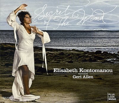 Kontomanou-Elisabeth_Secret_w011.jpg - Elisabeth KONTOMANOU : "Secret of the Wind"Tout simplement, très sobrement, Élisabeth Kontomanou rencontre Geri Allen. Voix sans fard et piano porteur de la grande histoire du jazz sous les doigts d'une des grandes dames du jazz des 30 dernières années.Ensemble, elles cherchent à percer les secrets du vent qui porte des échos de la grande musique afro-américaine. L'exercice est difficile mais l'une et l'autre sont des femmes d'expérience(s) et cette maturité leur permet de nous offrir un beau disque assez intemporel en regrettant par moments qu'Elisabeth Kontomanou force un peu trop sa voix au risque de briser la complicité de ces moments qu'on souhaiterait fragiles.Plus Loin MusicPL 4548 / Harmonia MundiElisabeth Kontomanou ; voix / Geri Allen : piano01. God is Love / 02. Il I Ruled The World / 03. Everybody Was Born Free / 04. I Wish I Knew It Would Feel To Be Free / 05. Secret Of The Wind / 06. L.O.V.E / 07. Sometimes I Feel Like a Motherless Child / 08. Trouble Of The World / 09. Sack Full Of Dreams / 10. Nature Boy / 11. People Get Ready / 12. Were You There / 13. A Quiet Place – Enregistré en France en juillet 2011.www.plusloin.net |http://www.myspace.com/elisabethkontomanou